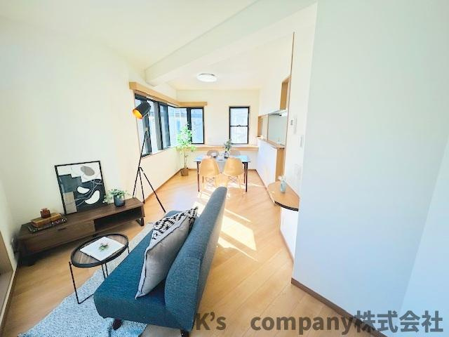 ●茅ヶ崎市浜之郷　中古戸建の居間・リビング|リビングとダイニングの使い分けのしやすい間取りです◇