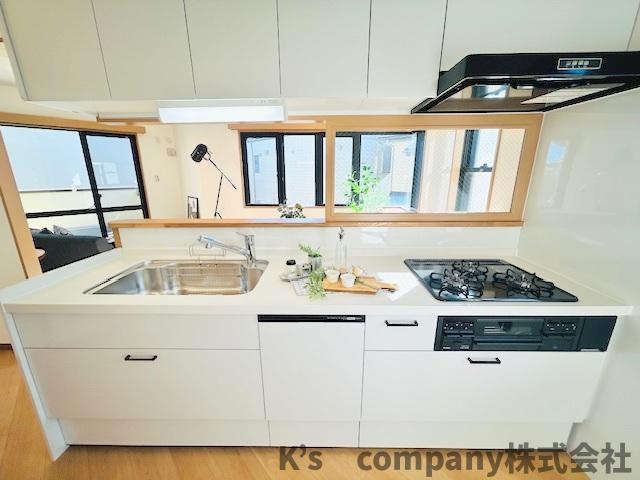 ●茅ヶ崎市浜之郷　中古戸建のキッチン|吊戸棚収納が充実しているキッチンスペース◇