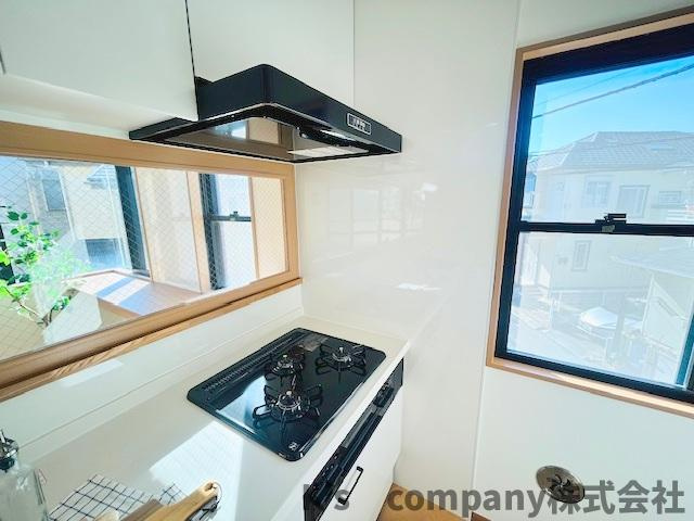 ●茅ヶ崎市浜之郷　中古戸建のキッチン|三口ガスコンロでお料理の幅が広がります◇