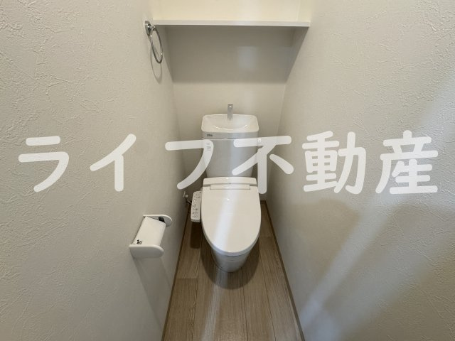 レジェンド小阪のトイレ|落ち着いた色調のトイレです