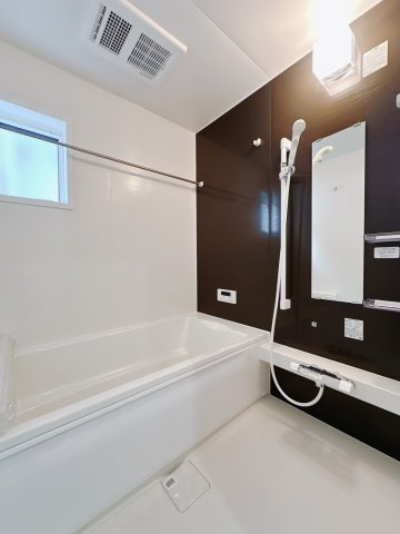 【新築戸建】高崎市並榎町24-1期　の浴室|■浴室｜ゆったり足を伸ばせるサイズの浴室(*＾＾*)　夜間のお洗濯や、雨の日のお洗濯に大活躍の浴室暖房乾燥機付き！お子さまとの入浴の際に嬉しいエコベンチ浴槽付きです♪