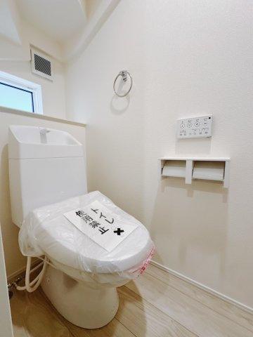 【新築戸建】高崎市並榎町24-1期　のトイレ|■トイレ｜1階・2階にトイレをご用意しております。窓付きのトイレで常に換気が行えます♪
