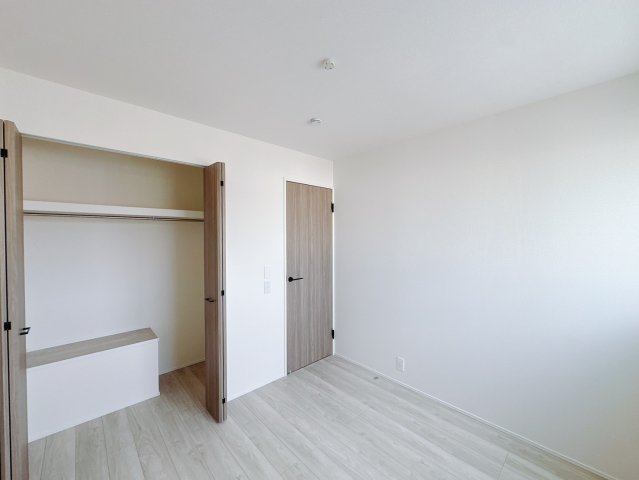 【新築戸建】高崎市並榎町24-1期　の洋室|■2階洋室｜お子様の一人部屋にピッタリな洋室。木のぬくもりを感じるフローリングは、天然木の味わいが時とともに深みを増していきます。また、傷にも強く、フリーワックスでお手入れもラクラクです♪
