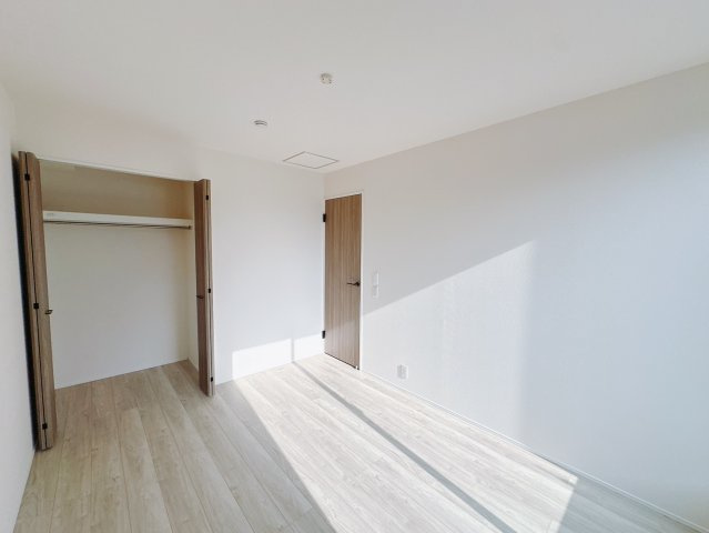 【新築戸建】高崎市並榎町24-1期　の洋室|■2階洋室｜ナチュラルカラーの床です。模様替えなどとても楽しく工夫できます♪陽当たり、風通しもとても良いので毎日快適な生活スタートです！子供部屋にも良いですね♪