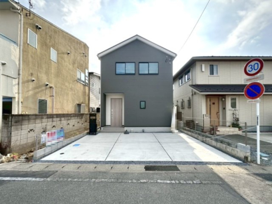 【新築戸建】高崎市並榎町24-1期　の外観|■外観｜陽だまりのリビング、家事らくキッチンのお家、ついに完成！永く住むほどに愛着を深める、味わい豊かなデザインです。完成したばかりの新築を、一度ご覧になってみませんか？