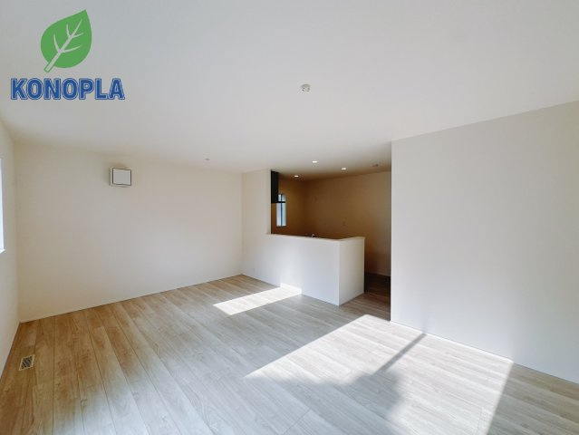 【新築戸建】高崎市並榎町24-1期　の居間・リビング|■リビング｜窓から射し込む陽射しが縦横に広がり、あたたかな空間が形づくられています。ここはご家族の笑顔集まる憩いの空間です( ＾＾ )