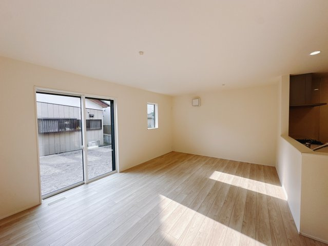 【新築戸建】高崎市並榎町24-1期　の居間・リビング|■リビング｜窓から射し込む陽射しが縦横に広がり、あたたかな空間を形作ります♪木目のきれいなフローリングとシンプルな壁紙は、一日中家に居ても飽きることなく過ごすことができる素敵な空間です♪