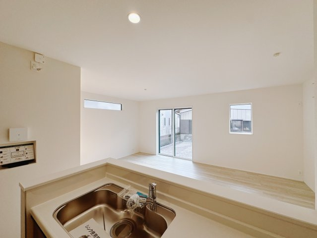 【新築戸建】高崎市並榎町24-1期　のダイニング|■ダイニング｜お家にいるけどおしゃれなカフェに来ているような感覚になってしまうカフェカウンター☆ご家族ひとりひとりがお気に入りの過ごし方を楽しめる空間です♪