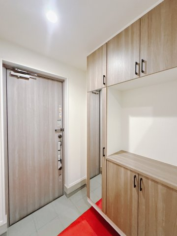 【新築戸建】高崎市並榎町24-1期　の玄関|■玄関｜「玄関から、我が家を心地よく。自然の風や光を感じられる気持ちのいい玄関へ。」永く居心地のいい暮らしを演出する快適性能と安心を両立させたドアを採用しました！