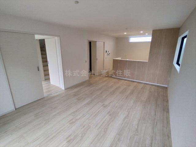 【居間・リビング】 | 坂戸市片柳5期　全2棟　1号棟 | 開放感があり日当たり良好です