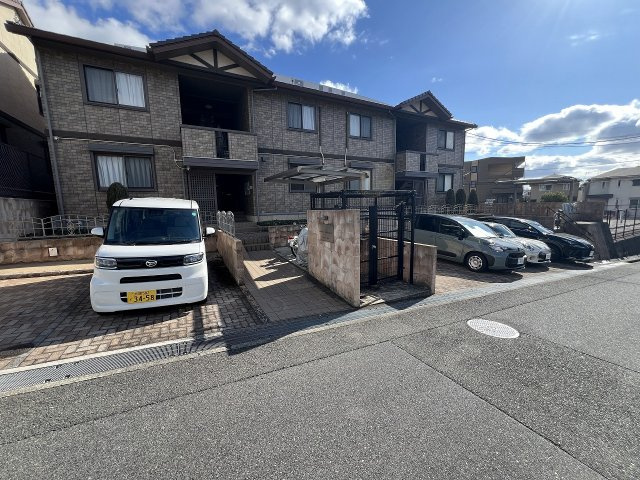 エスタシオン阪本の駐車場