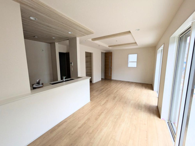 【居間・リビング】 | 【Blooming Garden】東久留米前沢新規12棟 | 大きなソファーを置いても圧迫感がない約18帖の広々LDK。窓からは陽光をたっぷり採り込み、明るく快適な団らん空間となっております。 