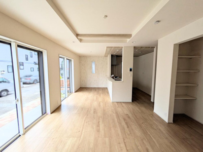 【居間・リビング】 | 【Blooming Garden】東久留米前沢新規12棟 | キッチンに隣接して備え付けのパントリーは便利な収納スペースです。食品のストック・飲料水・災害用の備蓄品まで収納できます。