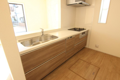 【キッチン】 | 【Blooming Garden】東久留米前沢新規12棟 | 食器洗乾燥機+浄水器を搭載したシステムキッチン。コンロ横には小窓があるため、お料理中もスムーズに換気ができます。