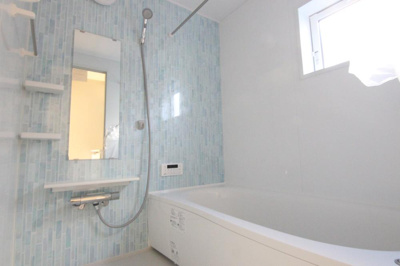 【浴室】 | 【Blooming Garden】東久留米前沢新規12棟 | 1坪サイズのユニットバス。水はけのよい床とふき掃除のしやすいアクセントパネルできれいな状態が保てます。浴室乾燥機付きで機能面も充実しています。