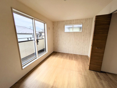 【洋室】 | 【Blooming Garden】東久留米前沢新規12棟 | 全居室に収納クローゼットを完備！普段使いのお洋服や小物はもちろん、季節物のお洋服などもしっかりと整理整頓おしまい頂けます。