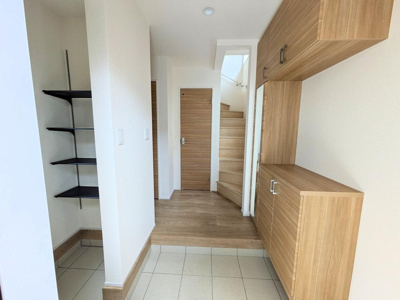 【玄関】 | 【Blooming Garden】東久留米前沢新規12棟 | 玄関は土間収納付きなので、ペット用品やスポーツ用品・ベビーカーなど、外で使用し汚れているものをお家に上げることなく保管することができます。