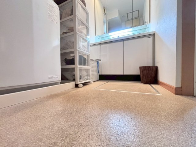 中古戸建　野田市桜の里３丁目の脱衣所|床下収納のある脱衣スペース！