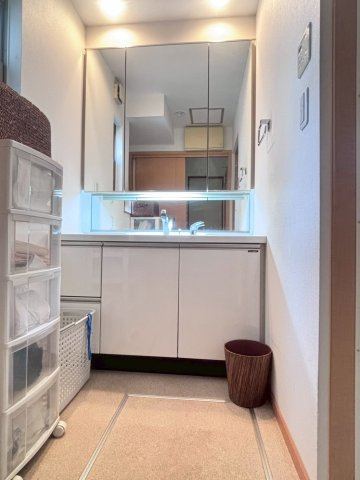 中古戸建　野田市桜の里３丁目の独立洗面台|三面鏡の大きな鏡は憧れます(^^♪鏡の後ろは収納となっていて、細かいものでも収納できるのでスッキリと整理できます！							
