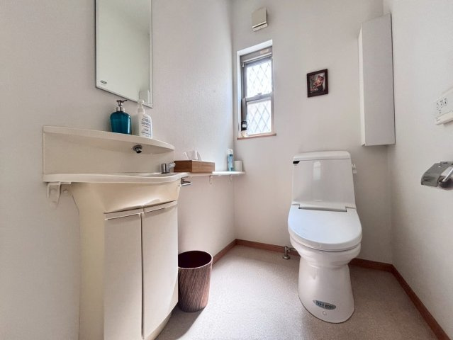 中古戸建　野田市桜の里３丁目のトイレ|トイレには専用の手洗いカウンター(^^♪				
