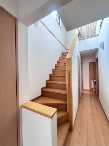 中古戸建　野田市桜の里３丁目の内装|手すり付きの階段はお子様からご年配の方にも安心ですね(*´▽｀*)
