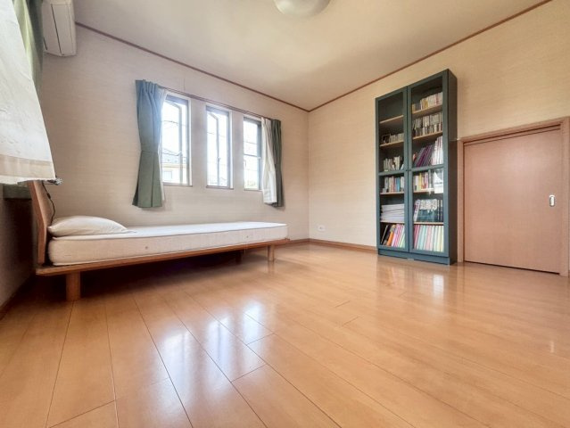 中古戸建　野田市桜の里３丁目の寝室|広めの主寝室は、ベッドの他にもパソコンデスクやドレッサーなども置けちゃいます(*^-^*)							
