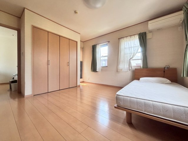 中古戸建　野田市桜の里３丁目の洋室|大きなベッドを置いても余裕の広さの主寝室♪♪					
