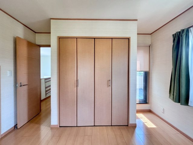 中古戸建　野田市桜の里３丁目の収納|お洋服の多い女性に人気！収納力の高いクローゼット付☆彡						
