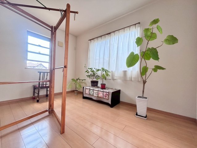 中古戸建　野田市桜の里３丁目の子供部屋|窓が多く、明るい空間を演出してくれます(*^^*)					

