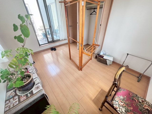 中古戸建　野田市桜の里３丁目の洋室|2部屋から出入りできるバルコニーで、お洗濯物の干し分けもできちゃいますね(^^♪							
