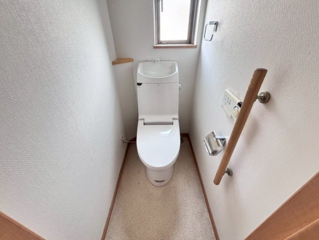 中古戸建　野田市桜の里３丁目のトイレ|1・2階にトイレあり。階段を降りなくてもいいので、高齢者の方も優しい☆彡							
