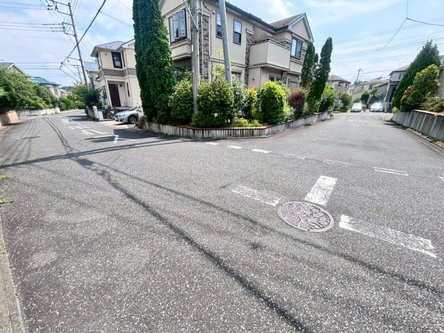 中古戸建　野田市桜の里３丁目の前面道路含む現地写真|角地につき日当たり・風通し良好です☆				
