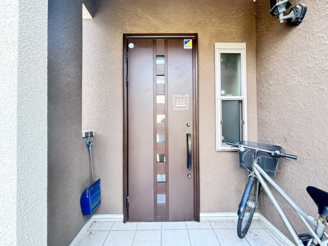 中古戸建　野田市桜の里３丁目の玄関|毎日「行ってきます」「ただいま」をいう玄関は小窓付で、明るく光が差し込みます。							
