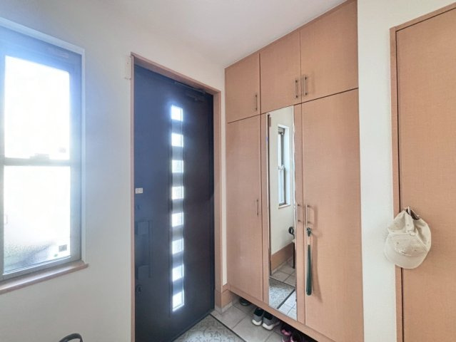 中古戸建　野田市桜の里３丁目の内装|収納力のあるシューズボックスは姿見付き。お出掛け前に身だしなみをチェックしましょう！							
