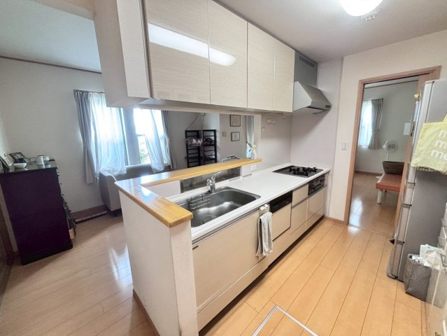 中古戸建　野田市桜の里３丁目のキッチン|手元は隠しながら、リビングとも会話できるセミオープンキッチン！							
