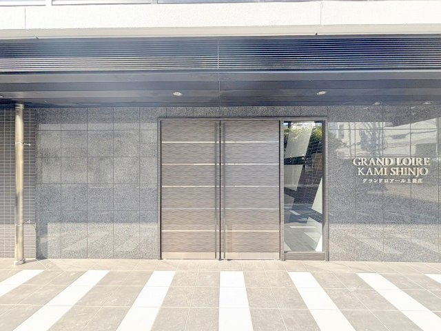 グランドロアール上新庄のエントランス