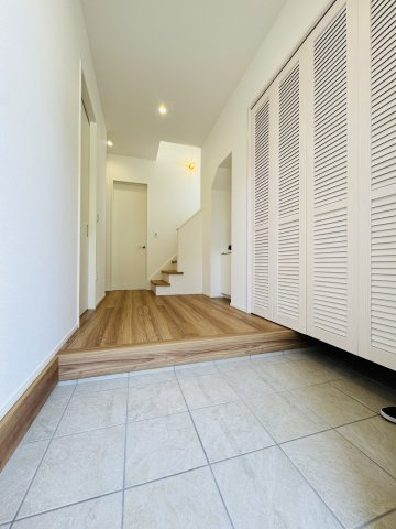 Sea, Sky, and Style ― 海と空を纏うナチュラルモダン ―の玄関