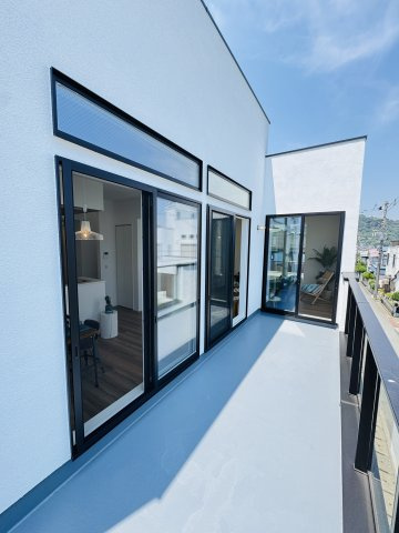 Sea, Sky, and Style ― 海と空を纏うナチュラルモダン ―のバルコニー