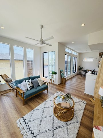 Sea, Sky, and Style ― 海と空を纏うナチュラルモダン ―の居間・リビング