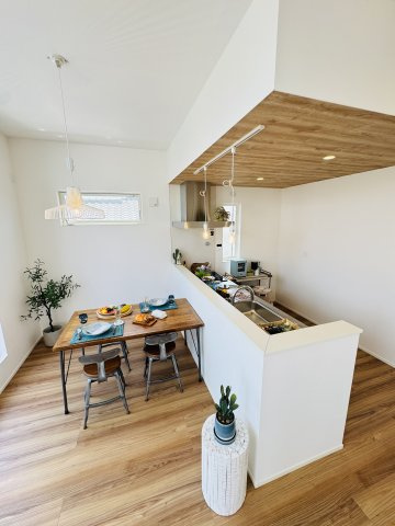 Sea, Sky, and Style ― 海と空を纏うナチュラルモダン ―のキッチン