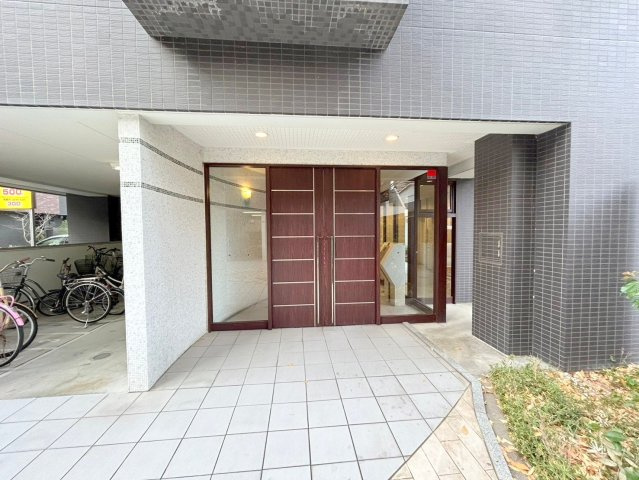 Gramercy Juso-higashi 2ndのエントランス