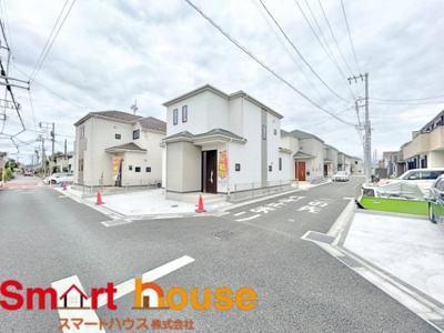 【前面道路含む現地写真】 | 大和市南林間　新築18棟 | お住まいの前面道路が広いと駐車が楽になり、陽当たりも遮られないので明るく居心地の良いお家になります♪