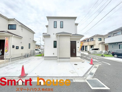 【外観】 | 大和市南林間　新築18棟 | 外壁が周囲の街並みと青空に生えるお洒落な仕上がり！周囲には高い建物のないエリア。青い空が大きく感じますね。