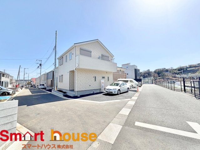 厚木市上依知　新築11棟の外観|外壁が周囲の街並みと青空に生えるお洒落な仕上がり！周囲には高い建物のないエリア。青い空が大きく感じますね。