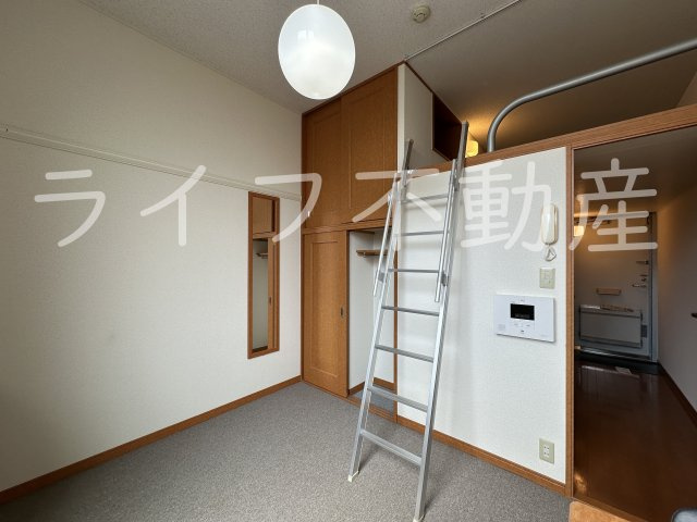 カラコレスの居間・リビング|こちらのリビングで趣味の時間をお楽しみください