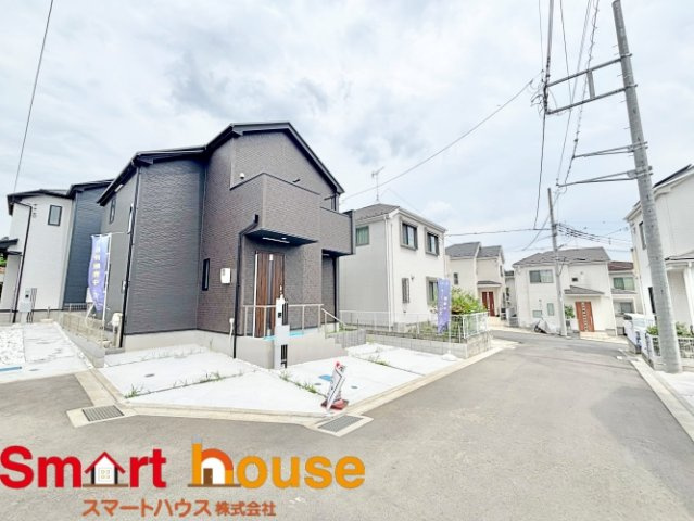 相模原市南区下溝　新築5棟の前面道路含む現地写真|オシャレな外観は、人の目を引くだけではなく自慢したくなりますね！植木を置いたりアレンジは、自由です。自分の好みに仕上げましょう♪