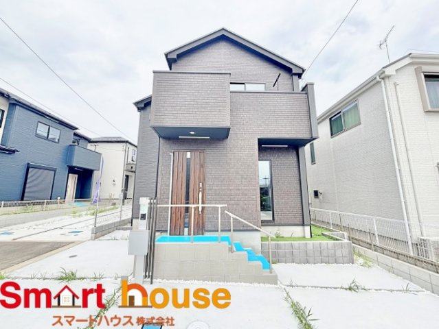 相模原市南区下溝　新築5棟の外観|外壁が周囲の街並みと青空に生えるお洒落な仕上がり！周囲には高い建物のないエリア。青い空が大きく感じますね。