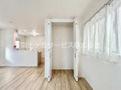 【収納】 | 田方郡函南町塚本  新築一戸建て A号棟 | リビングにも収納があります