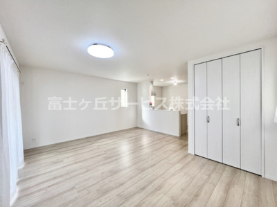 【居間・リビング】 | 田方郡函南町塚本  新築一戸建て A号棟 | 17.34帖のリビングダイニングです