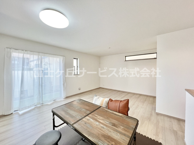 【居間・リビング】 | 田方郡函南町塚本  新築一戸建て B号棟 | 18.62帖のリビングダイニングです